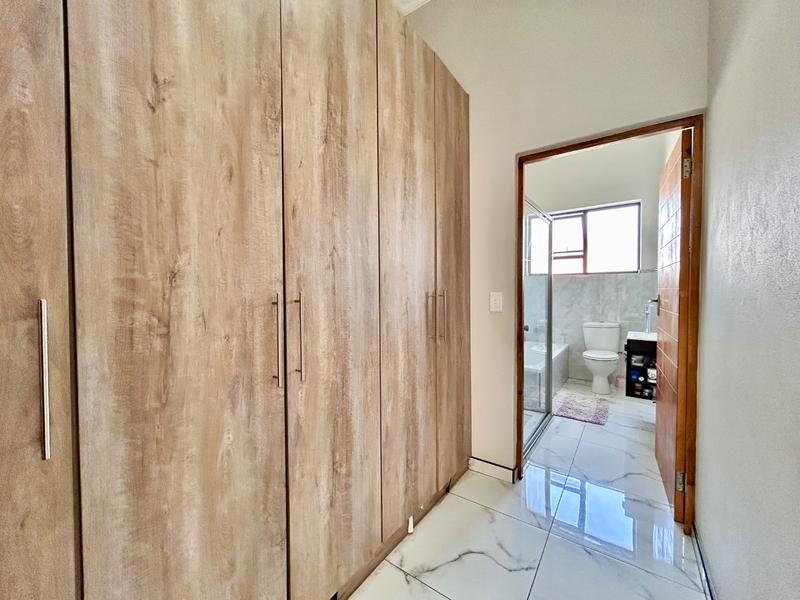 5 Bedroom Property for Sale in Xanadu North West